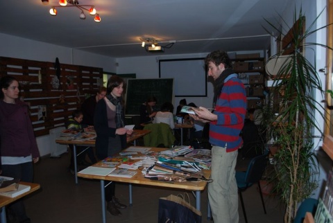 papír alapú cserebere börze - ahol az emberek olvasva válogatnak