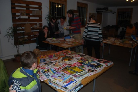 papír alapú cserebere börze - ahol az emberek olvasva válogatnak