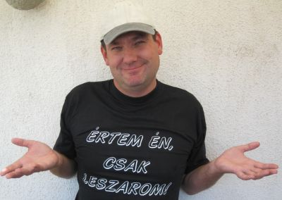 A szerző széttárja a kezét