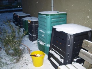 Komposztládák a kollégium mellett