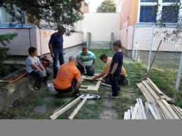 Készül a komposztláda Készül a komposztláda